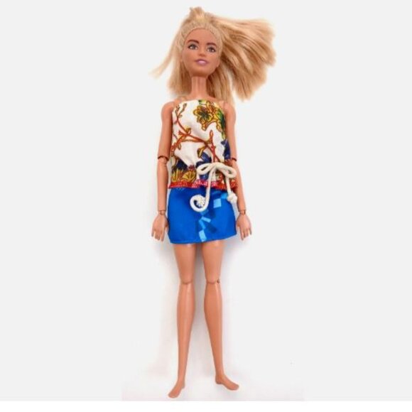 Mattel Lot of 4 Barbie Dolls Mixed Styles/Outfits Pre-Owned Excellent Condition - Picture 6 of 13